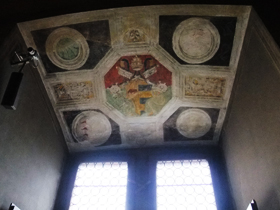 左上の写真の右端に見える窓が、これ。