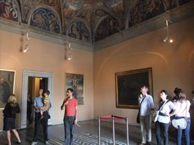 左に見える出入口は、入ってきたところ。