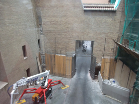 修復中のボルジアの中庭。味もそっけもありません。