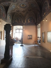 オブジェに隠れて見えないが、左端に入ってきた入り口がある。窓の向こうはベルヴェデーレの中庭。ボルジアの中庭のある方から、入り口を見た構図。