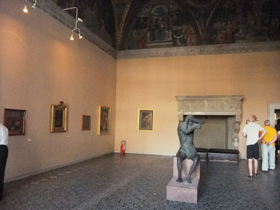 奥に見える暖炉は、もともとサンタンジェロ城にあったものらしい。