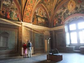 中央上に見えるリュネットの下にあるのが、入ってきたところ。