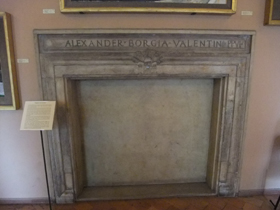 暖炉は埋められていて、形だけです。