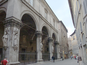 天井にもきれいな模様が描かれています。 天井にもきれいな模様が描かれています。