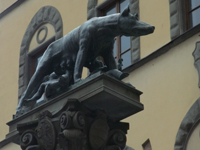 シエナのシンボル、ロムルスとレムスと雌オオカミ。街のあちこちで見られる。