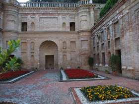 左の写真の、右手にある中庭。ここもルクレツィアの時代の後、増築された部分。