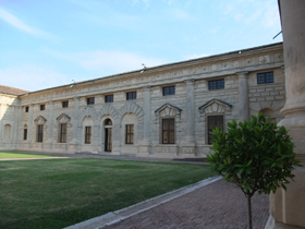 正面向かって右側の中庭 正面向かって右側の中庭