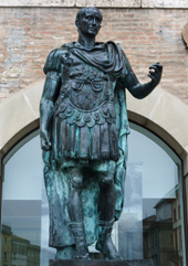 上の写真の、1番奥の建物(銀行)の前にあります。 上の写真の、1番奥の建物(銀行)の前にあります。