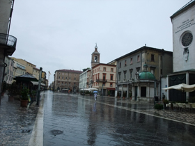 右端にあるのはサン・タントニオ寺院、真ん中は時計塔 右端にあるのはサン・タントニオ寺院、真ん中は時計塔