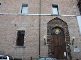 Giovanni ???通りとL.Tonini通りの交差する角にある教会の隣です。