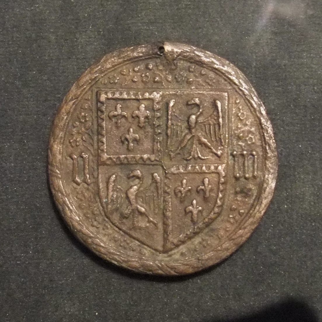コインに彫られたエステ家紋章、3つの百合は古代のフェラーラの紋章、フェラーラ、スキファノイア宮