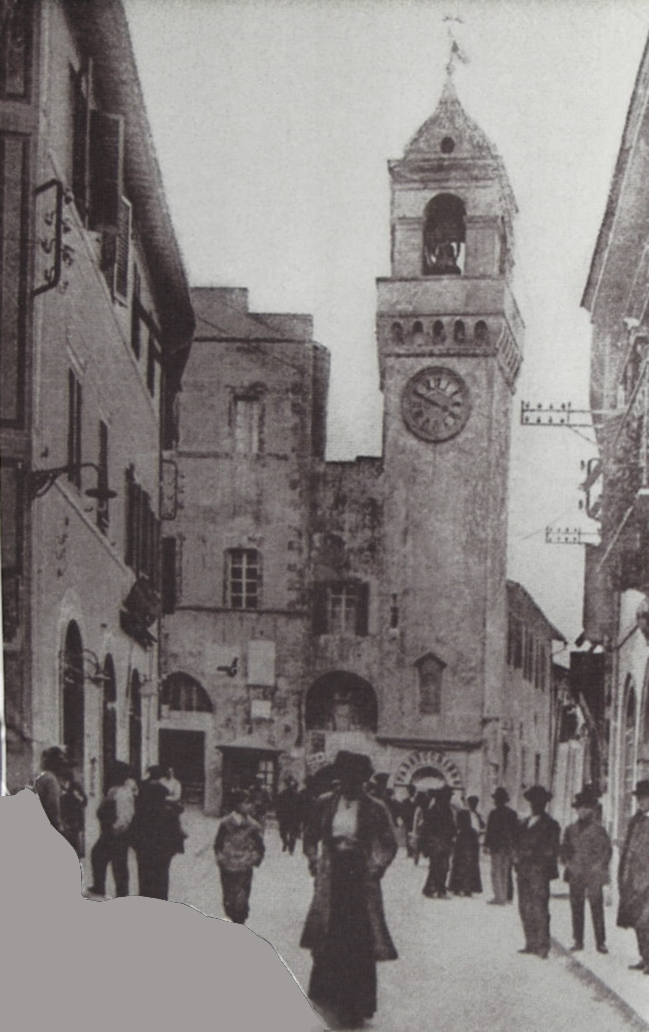 市庁舎と時計塔