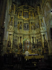 サンタ・マリア教会主祭壇。ミサの様子。