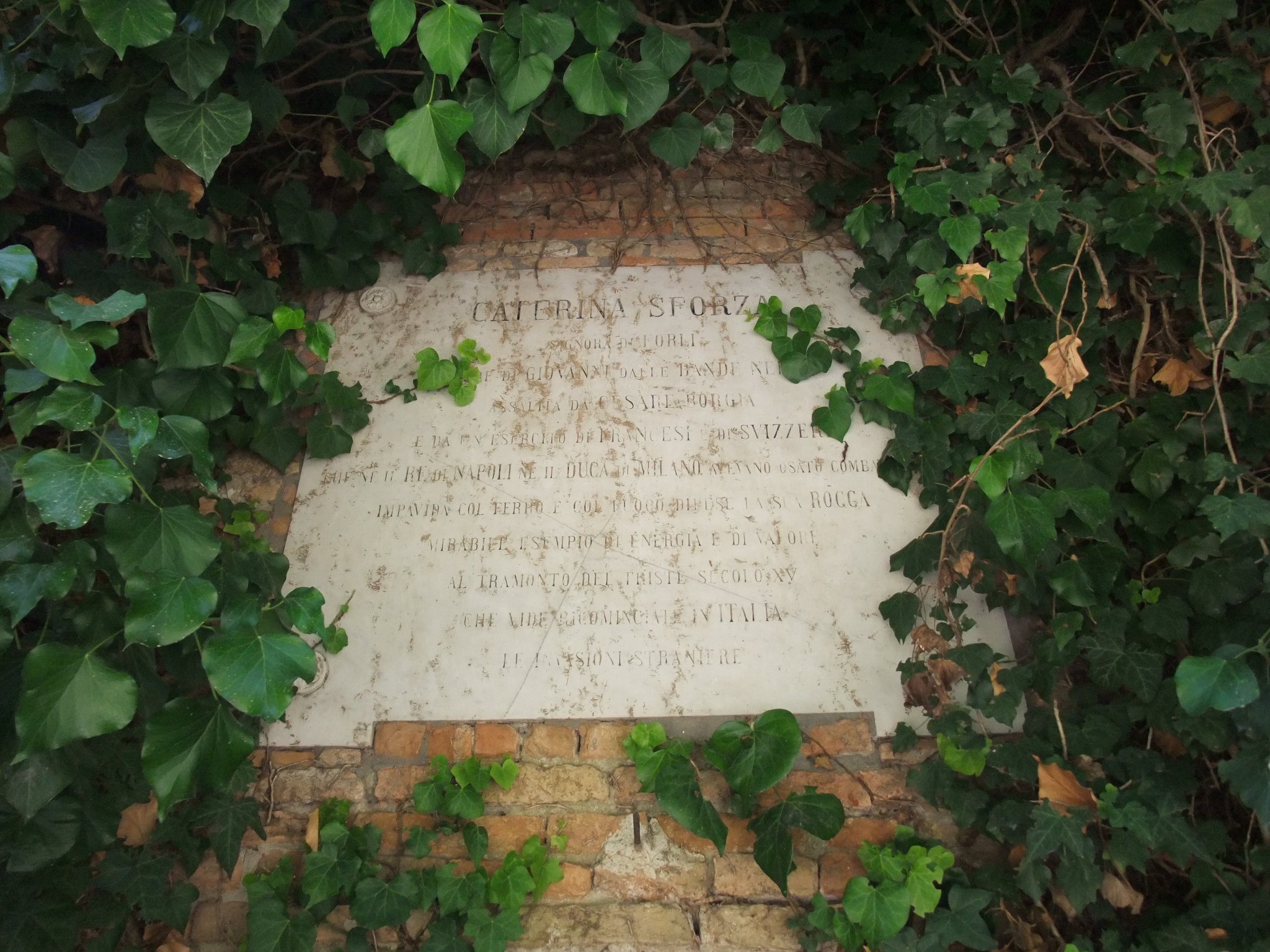 フォルリ、ラヴァルディーノ城塞、カテリーナ・スフォルツァの碑