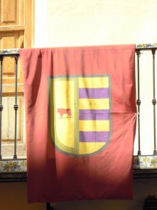 スペイン、ガンディア、普通のマンションのヴェランダに飾られる旗。