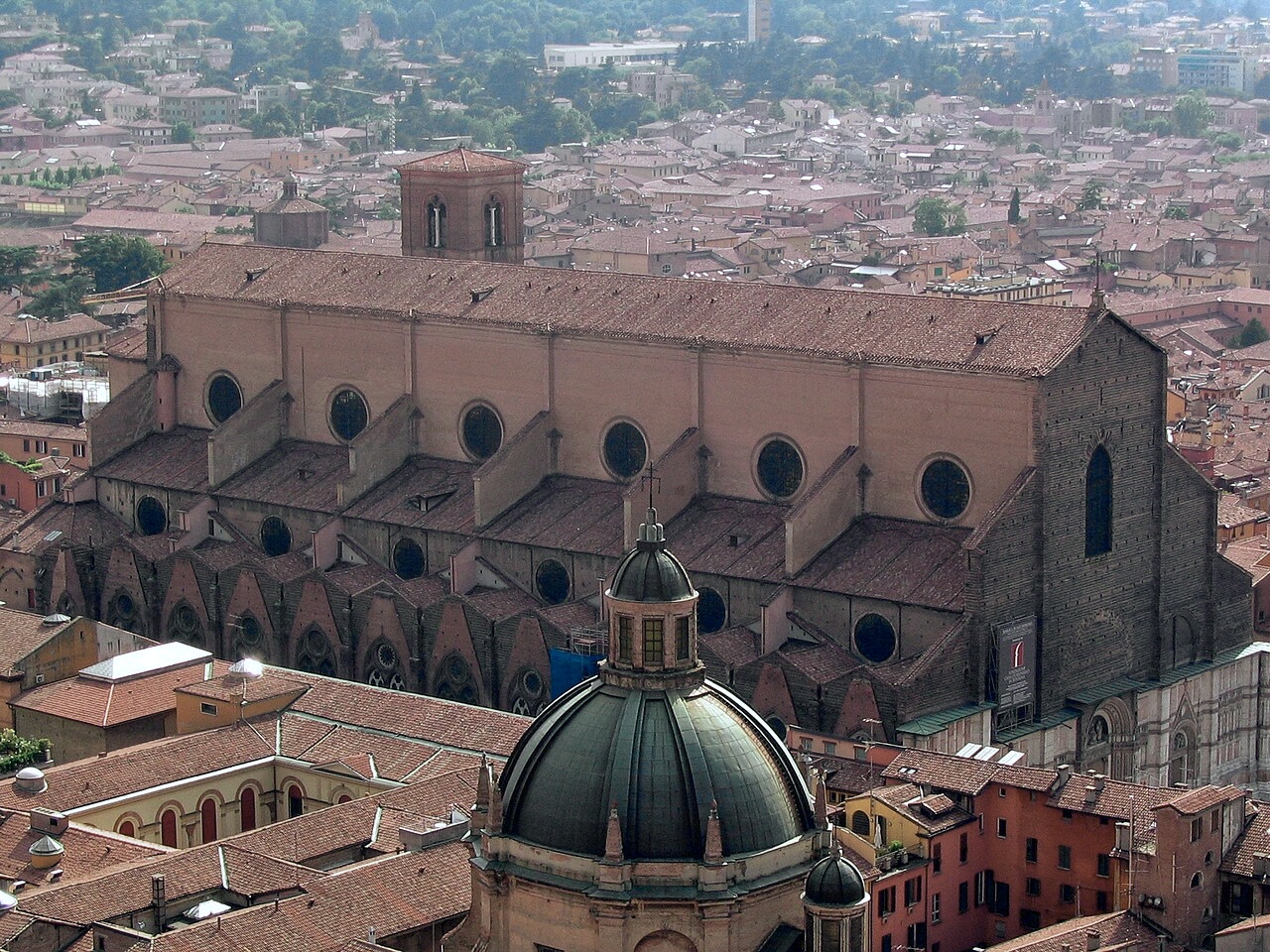 斜塔アシネッリから見たサン・ペトロニオ教会。