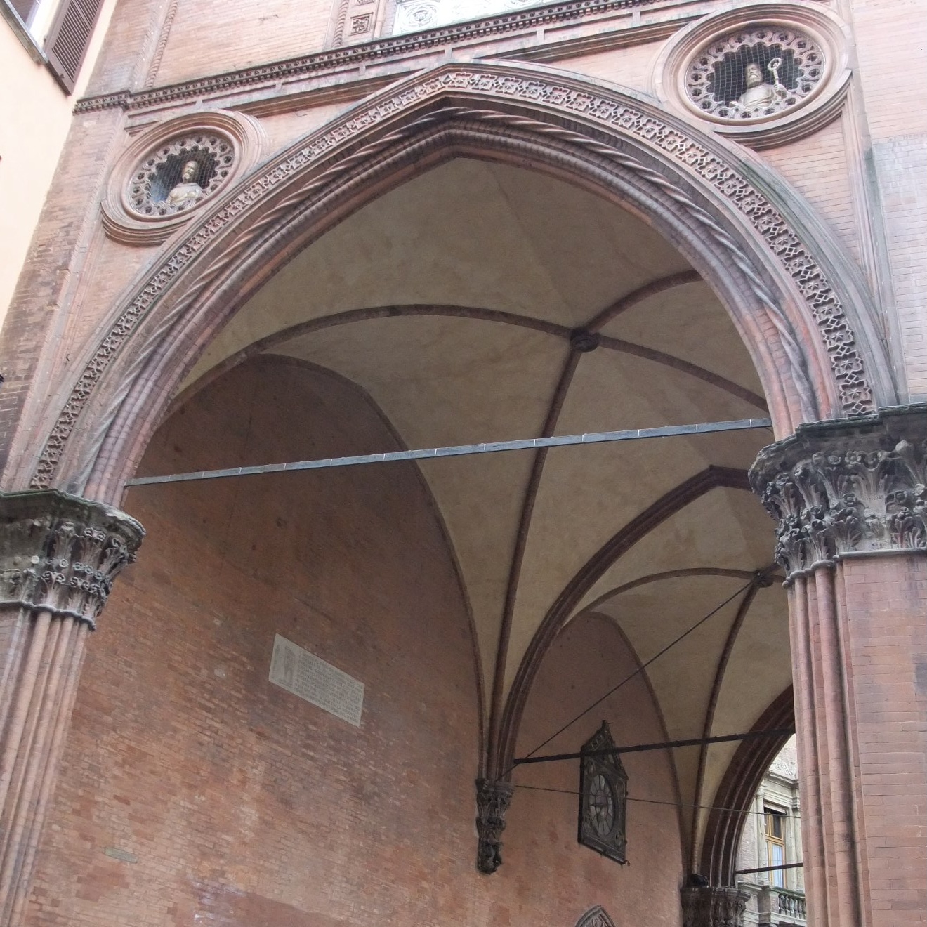 ボローニャのポルティコのティランテ