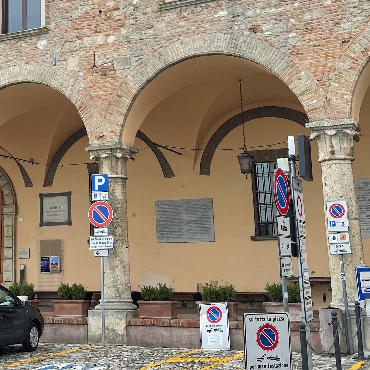 ベルティノーロ、オルデラフィ宮殿、ダンテの碑文 ベルティノーロ、オルデラフィ宮殿、ダンテの碑文