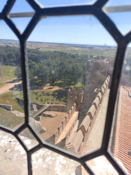 右手の窓(城の裏側にある窓)からの景色