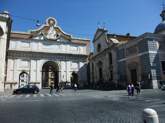 ポポロ門とポポロ教会。