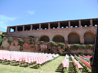 中庭のコンサート会場。城塞の裏部分は音楽学校になっている。