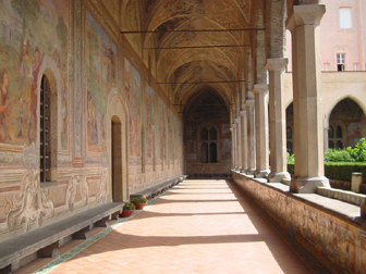 中庭の回廊。14世紀のジョットのフレスコ画が残っている。