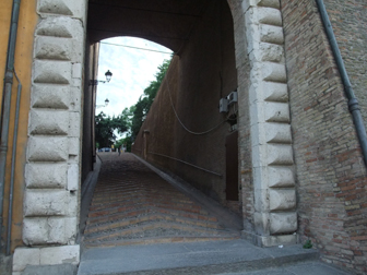 ポポロ広場から、城塞へ向かう入り口。