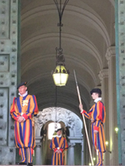 大聖堂右手、教皇宮殿へ向かう扉に立つスイス衛兵。