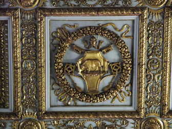 天井のアレクサンデル６世の紋。