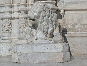 ファサードのライオン像。