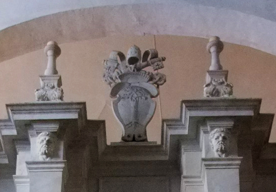 ユリウス２世の紋章、ローマ、サン・ピエトロ・イン・ヴィンコリ教会、ミケランジェロによる霊廟上部。