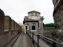 パセットに上ったところ。正面奥にアレクサンデル６世の建てた「Bastione San Luca」がある。