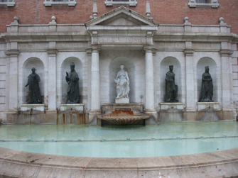 左から２番目がアレクサンデル６世像。