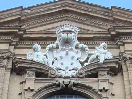 メディチ家紋章、フィレンツェ、サンティ・ミケーレ・ガエターノ教会ファサード上部。