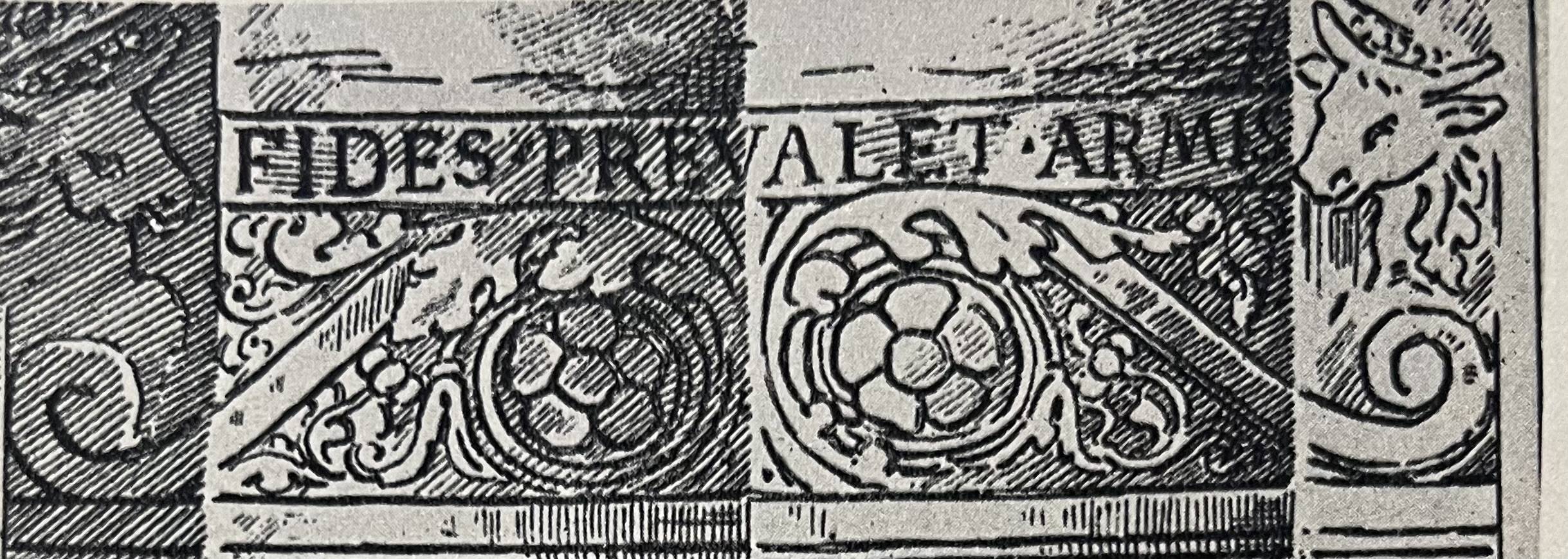 チェーザレの剣、裏、装飾、「信仰は武力に勝る」